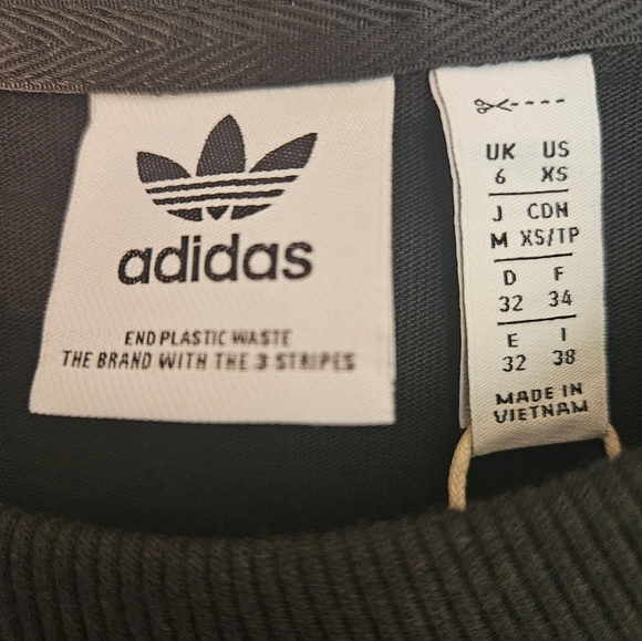 ADIDAS black tee shirt with colorful logo on the back - Picture 4 of 6